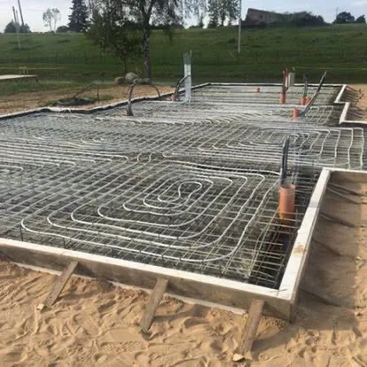 Ant grunto liejamos betono plokštės armatūra